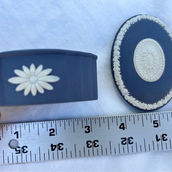 Wedgwood jasperware floral trinket box marked great condition - Picture 4 of 6